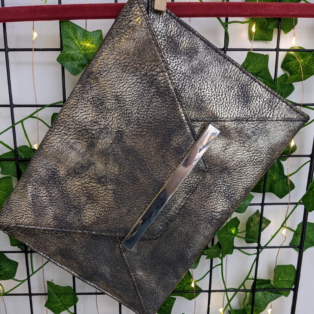 🧡 3/$25 - Mossimo Gold/Black Envelope Clutch